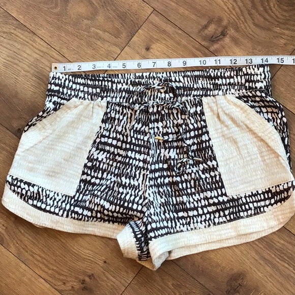 TOWNSEND SILKY, DRAPY, SHORTS DEEP SIDE POCKETS🌸 - Picture 5 of 7